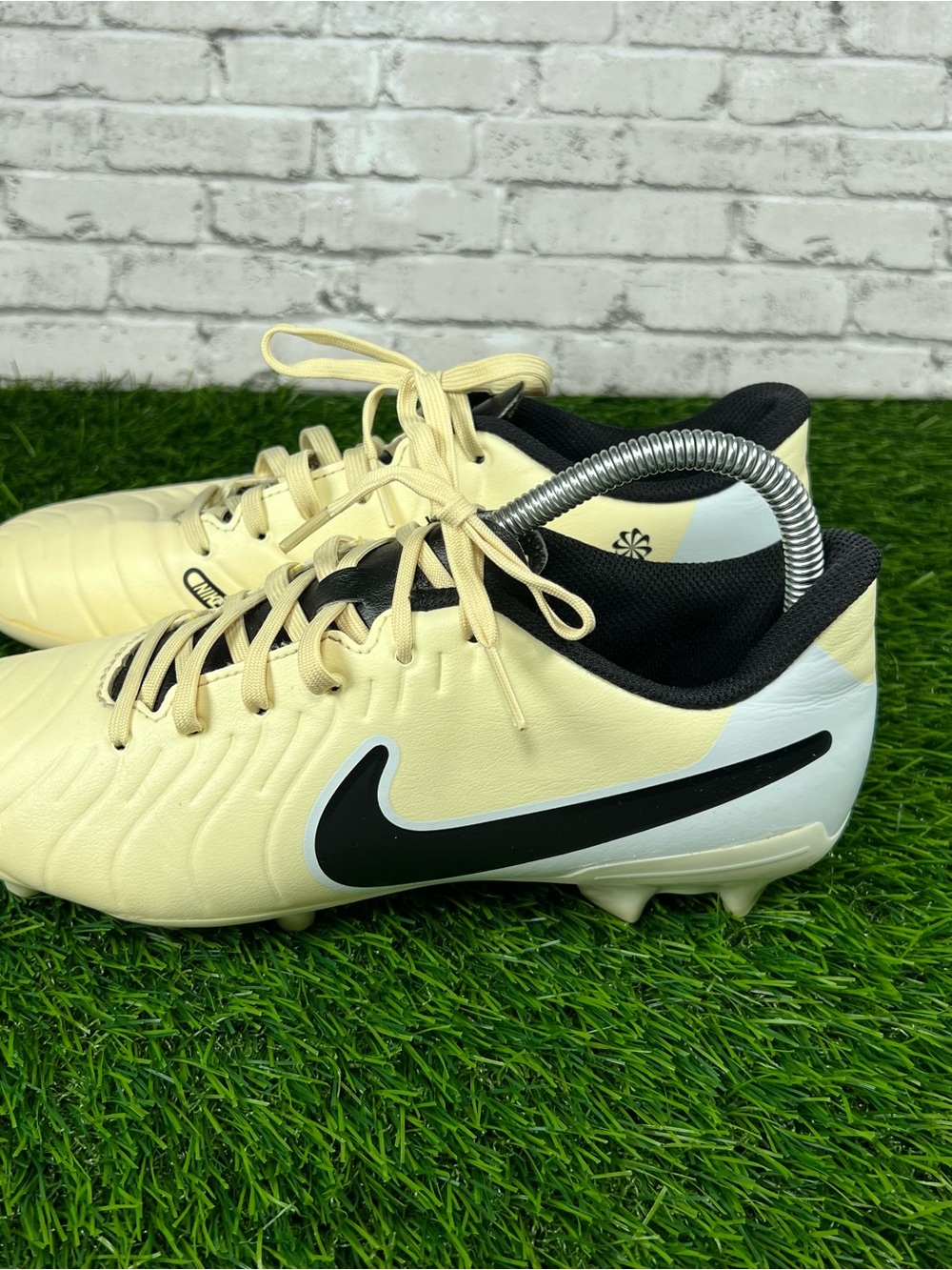 Nike Tempo Legend 10 Club Fg/MG Soccer Cleats Lemonade Men’s 7 Women’s 8.5